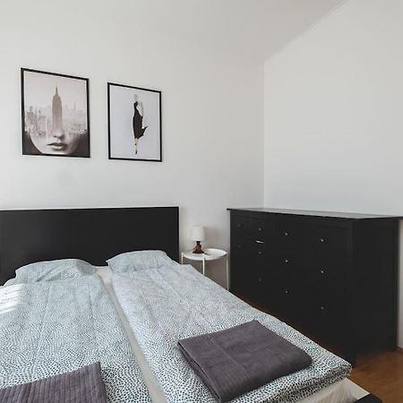 شقة Bright Downtown Balcony Retreat بودابست المظهر الخارجي الصورة