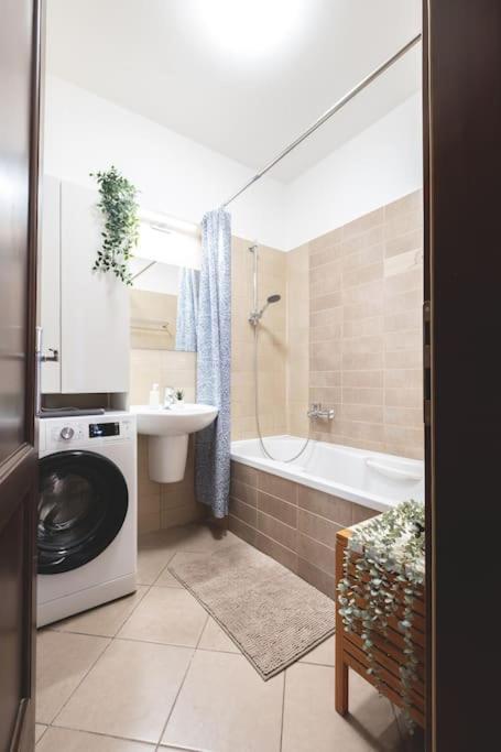 شقة Bright Downtown Balcony Retreat بودابست المظهر الخارجي الصورة