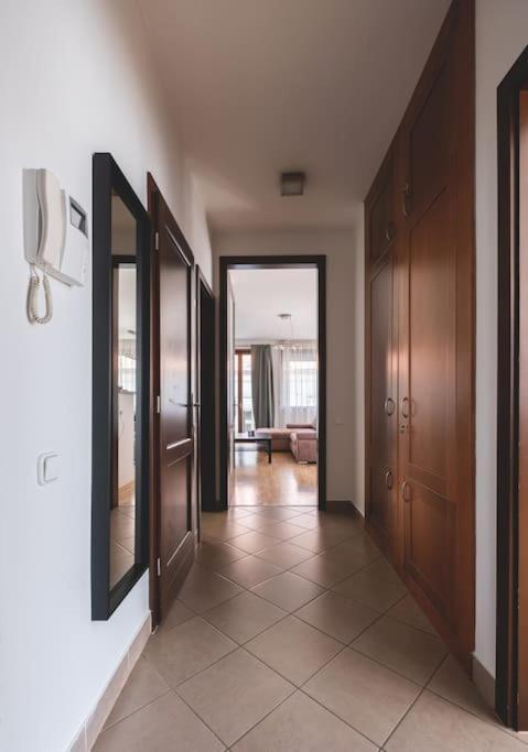 شقة Bright Downtown Balcony Retreat بودابست المظهر الخارجي الصورة
