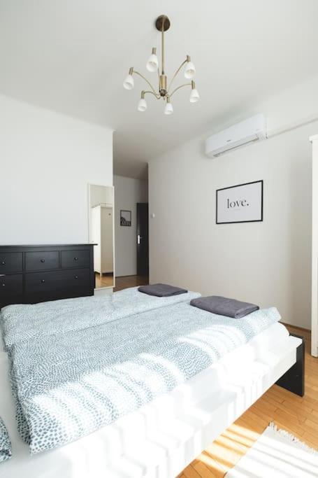 شقة Bright Downtown Balcony Retreat بودابست المظهر الخارجي الصورة