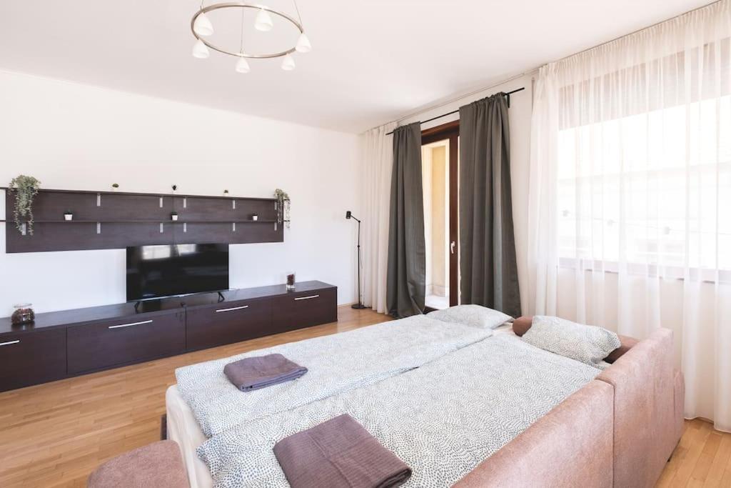 شقة Bright Downtown Balcony Retreat بودابست المظهر الخارجي الصورة