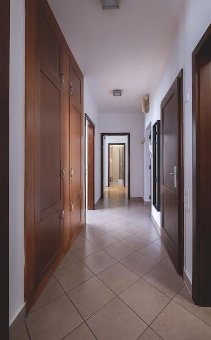 شقة Bright Downtown Balcony Retreat بودابست المظهر الخارجي الصورة