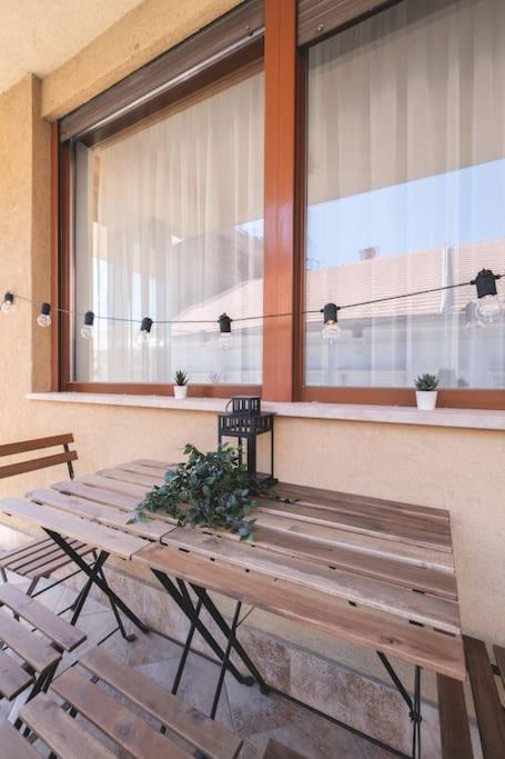 شقة Bright Downtown Balcony Retreat بودابست المظهر الخارجي الصورة