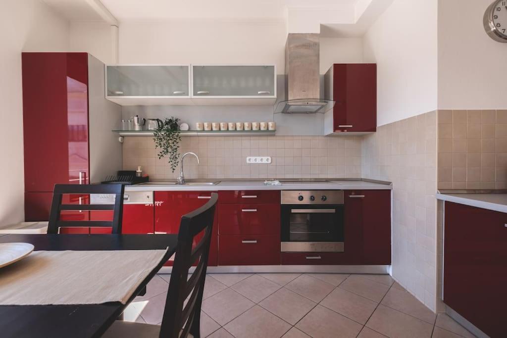شقة Bright Downtown Balcony Retreat بودابست المظهر الخارجي الصورة