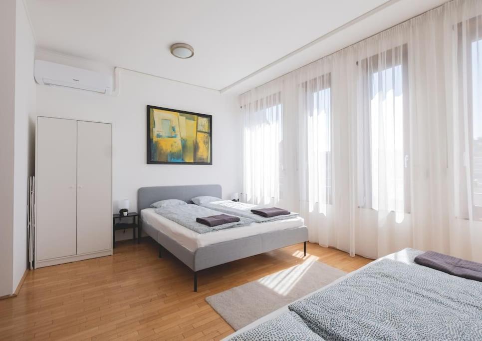 شقة Bright Downtown Balcony Retreat بودابست المظهر الخارجي الصورة