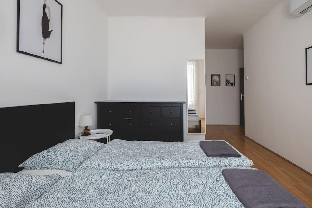 شقة Bright Downtown Balcony Retreat بودابست المظهر الخارجي الصورة