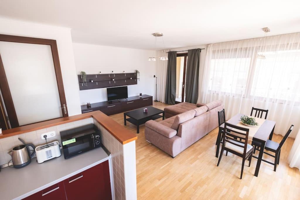 شقة Bright Downtown Balcony Retreat بودابست المظهر الخارجي الصورة