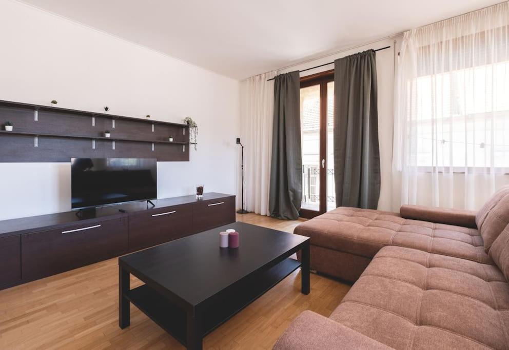 شقة Bright Downtown Balcony Retreat بودابست المظهر الخارجي الصورة