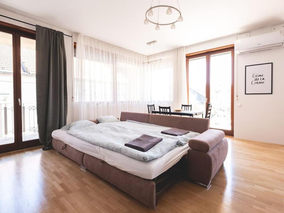 شقة Bright Downtown Balcony Retreat بودابست المظهر الخارجي الصورة